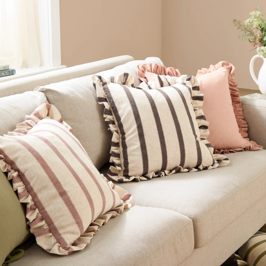 Housse de coussin rayée à volants