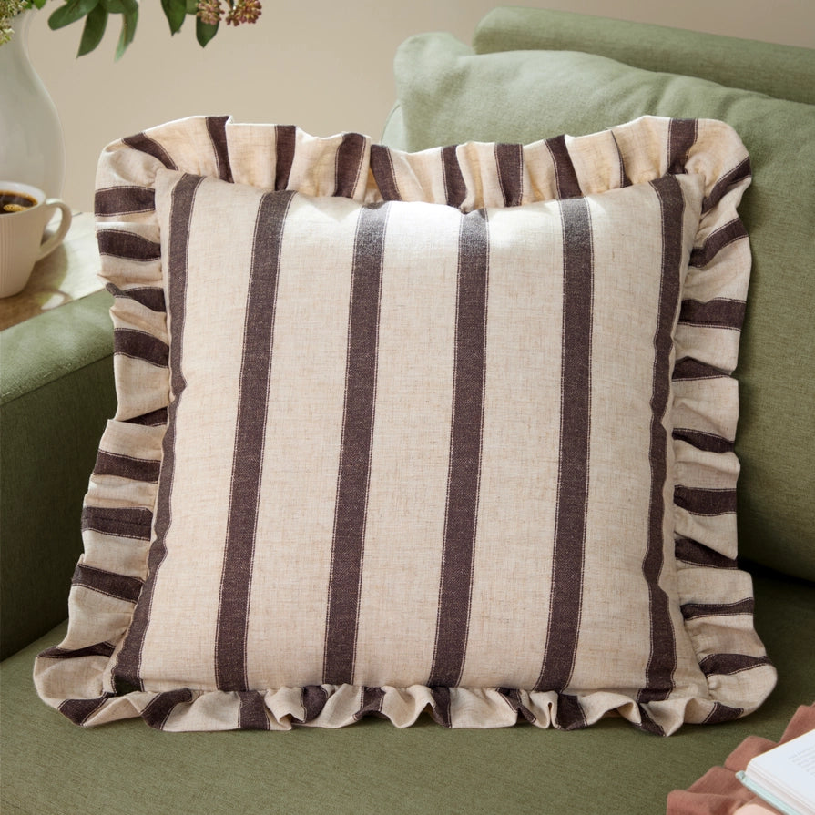 Housse de coussin rayée à volants