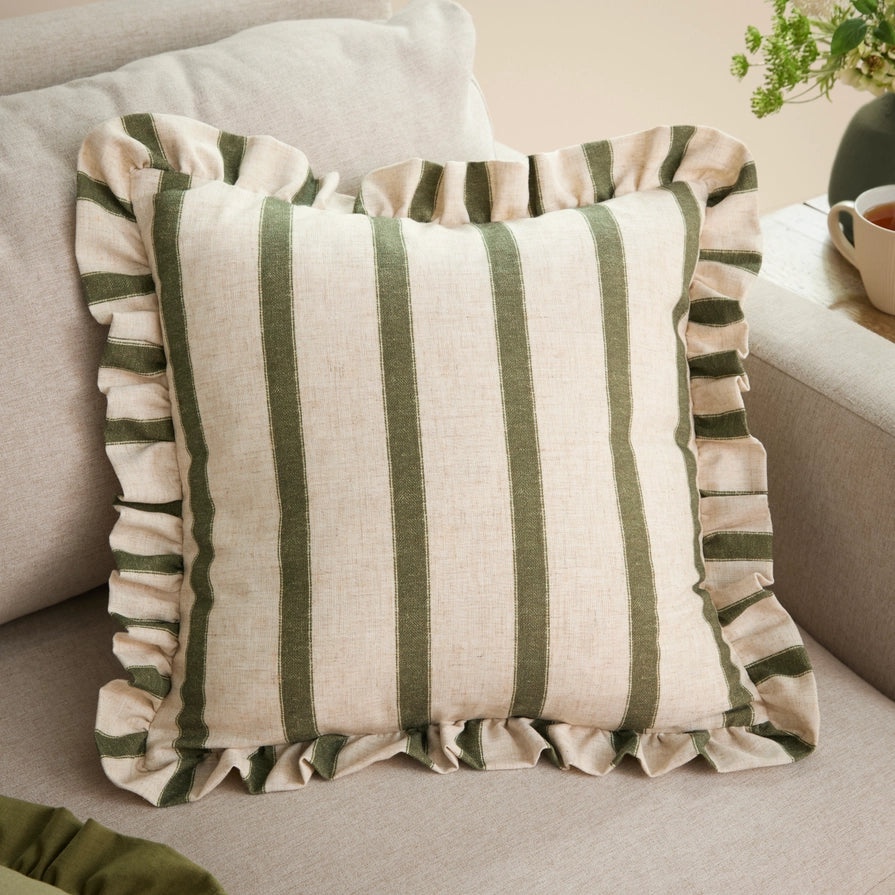 Housse de coussin rayée à volants