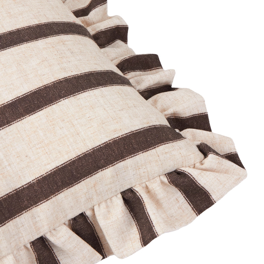 Housse de coussin rayée à volants