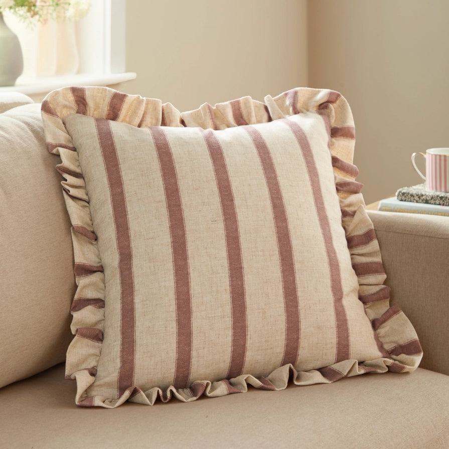 Housse de coussin rayée à volants