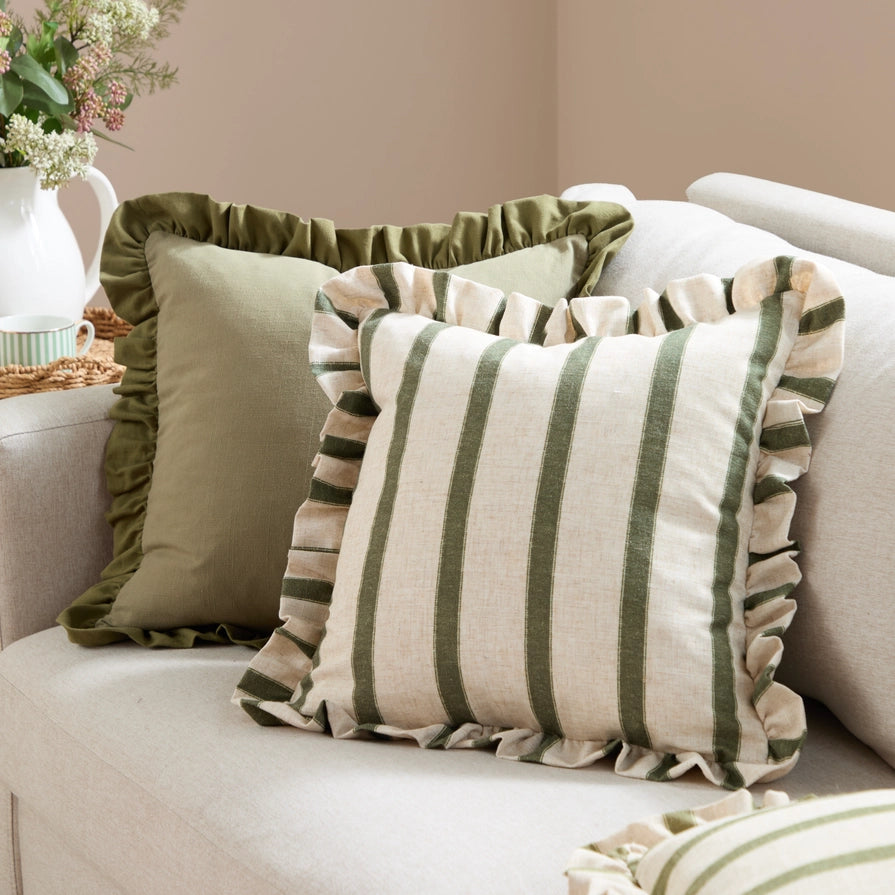 Housse de coussin rayée à volants